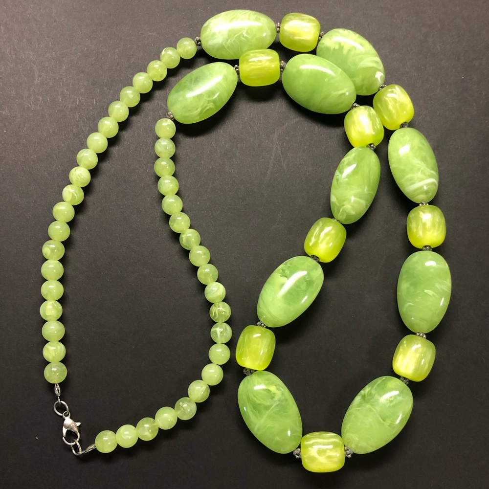 Green beaded necklace! - Picture 2 of 4